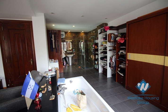 Spacious house with open living room and nice bathrooms to rent in Ciputra